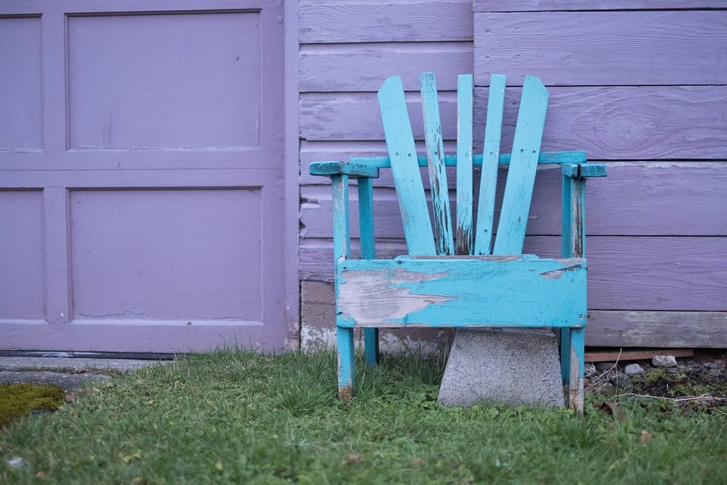 blue wooden lounge chair near door